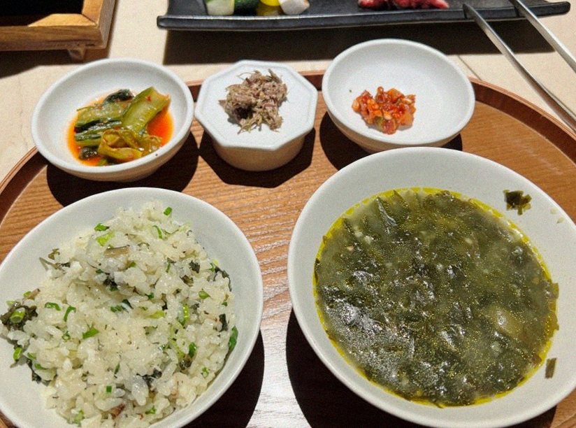 우아라 광화문점 · 광화문 상견례 · 정갈하게 차려진 반찬과 곁들임 찬