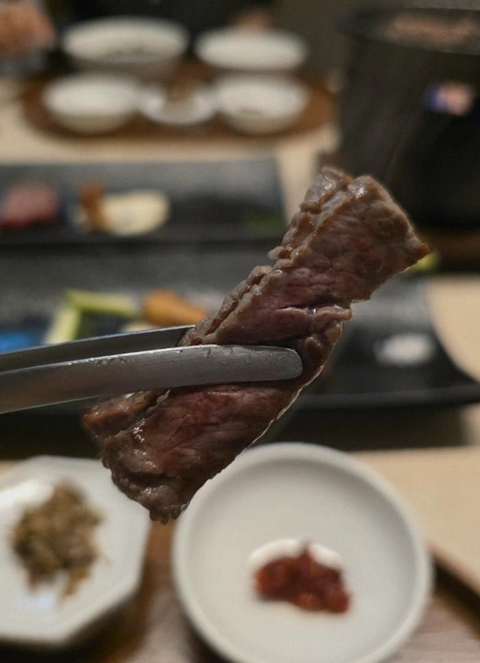 우아라 광화문점 · 광화문 데이트 맛집 · 마블링이 살아있는 프리미엄 한우 쇼잉