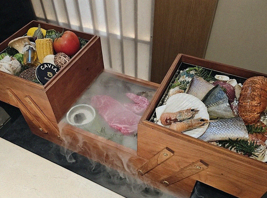 우아라 광화문점 · 광화문 데이트 맛집 · 시그니처 한우 쇼잉 — 진열함에 담긴 마블링 한우와 캐비아