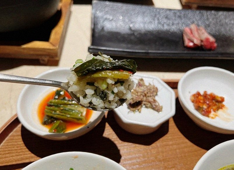 우아라 광화문점 · 광화문 데이트 맛집 · 정갈하게 차려진 반찬과 곁들임 찬