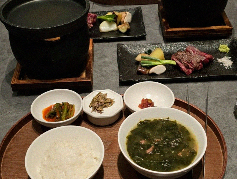 우하나 종각역점 · 소고기오마카세 · 정갈하게 차려진 반찬과 곁들임 찬