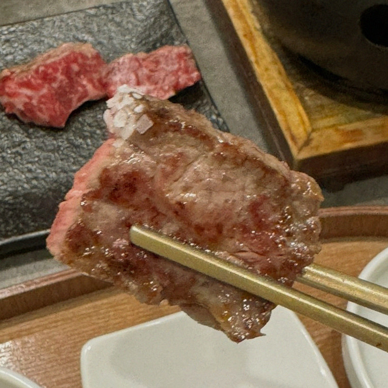 고우가 광화문점 · 마블링이 살아있는 프리미엄 한우 쇼잉