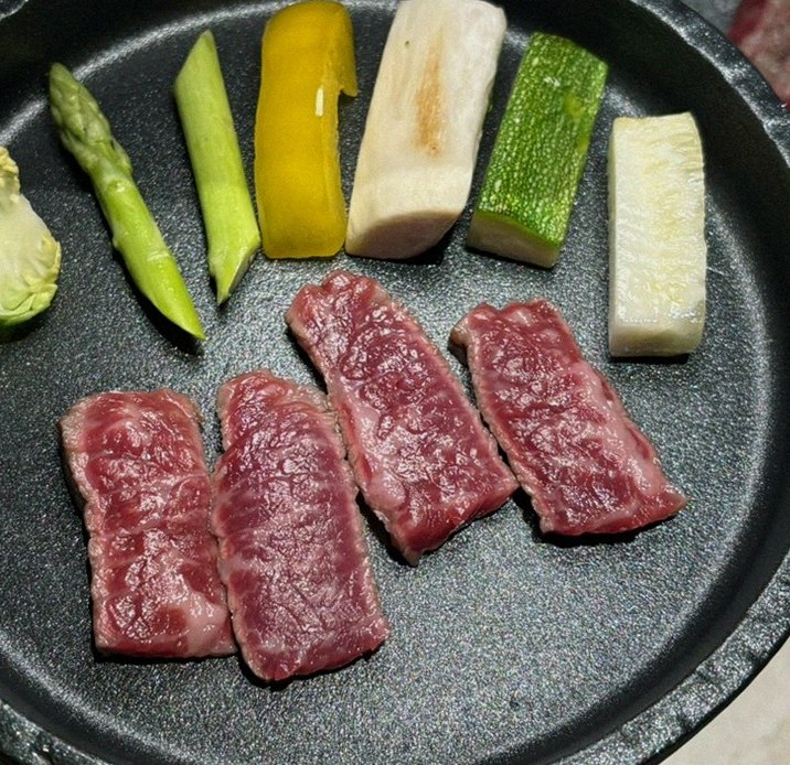 WOOARA Gwanghwamun · premium marbled Hanwoo beef presented before grilling