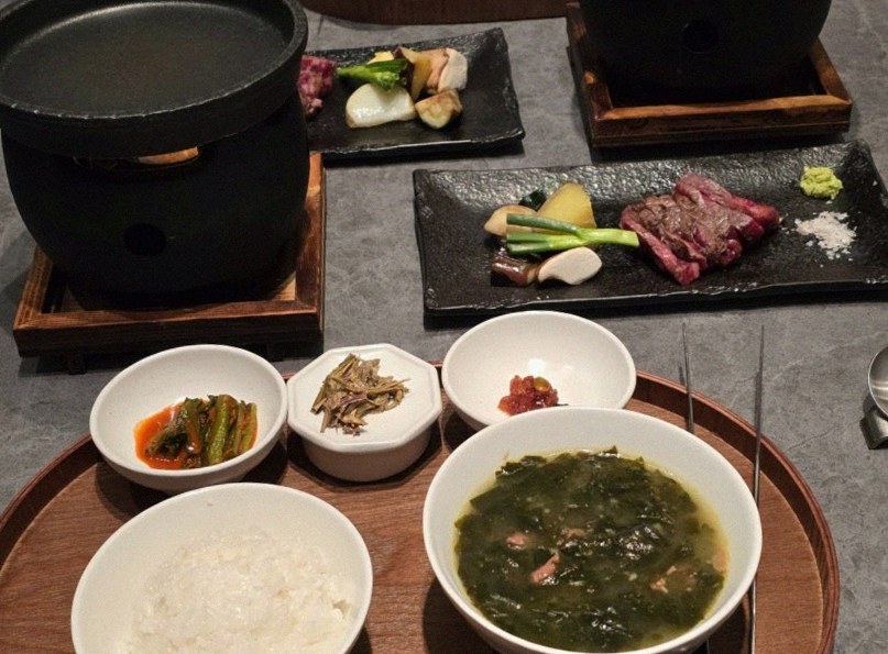우하나 종각역점 · 종각 고기집 · 정갈하게 차려진 반찬과 곁들임 찬