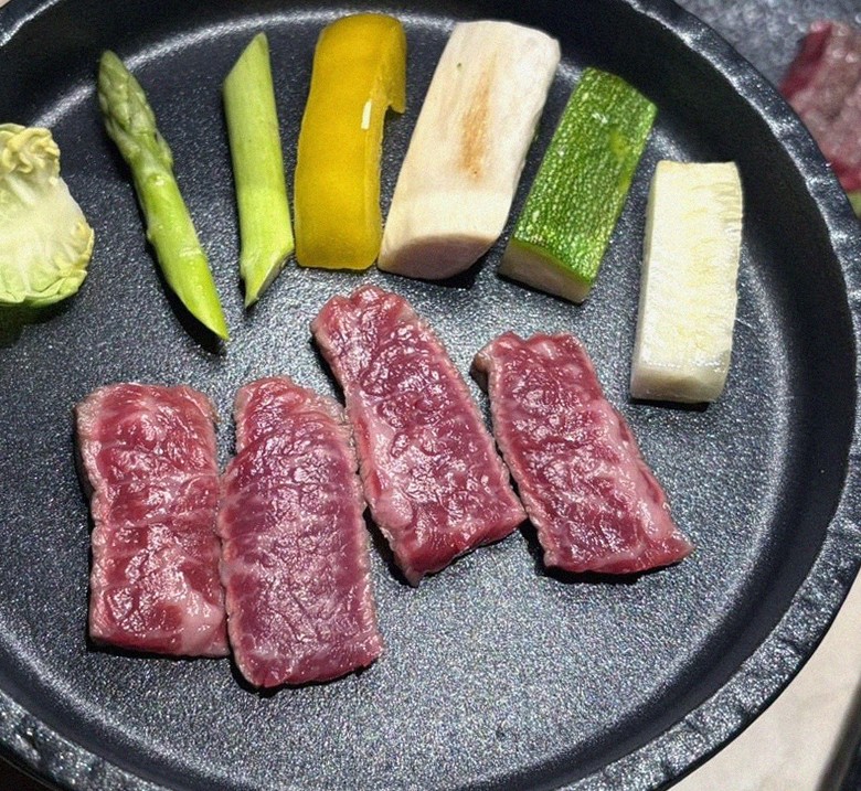 우아라 광화문점 · 광화문역 점심맛집 · 마블링이 살아있는 프리미엄 한우 쇼잉
