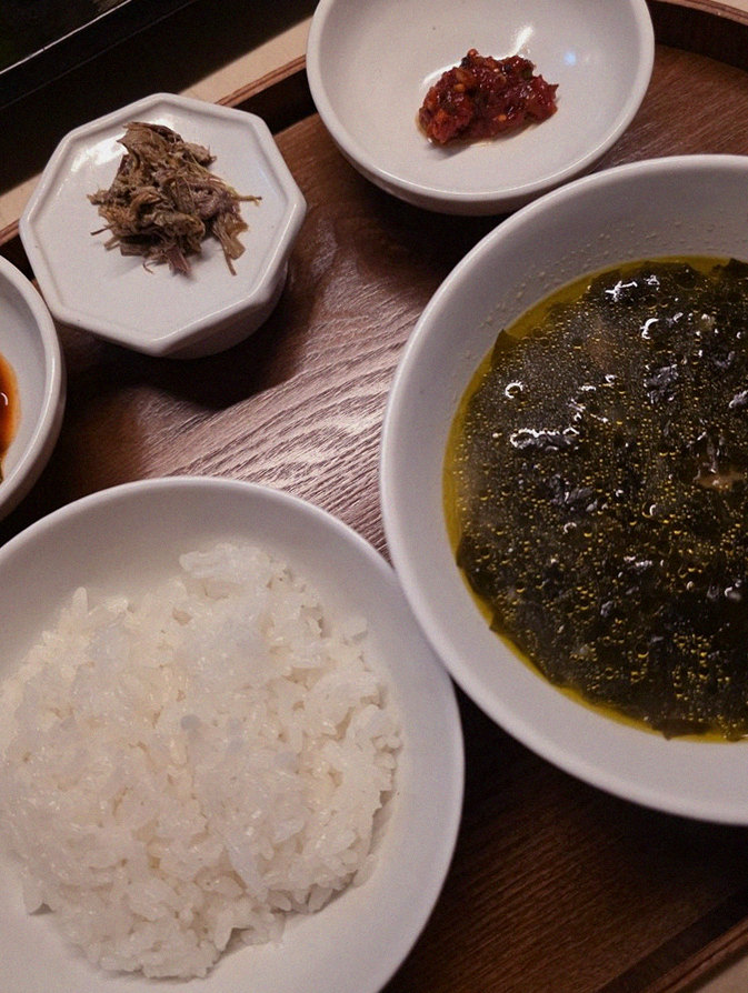 우아라 광화문점 · 광화문역 점심맛집 · 정갈하게 차려진 반찬과 곁들임 찬