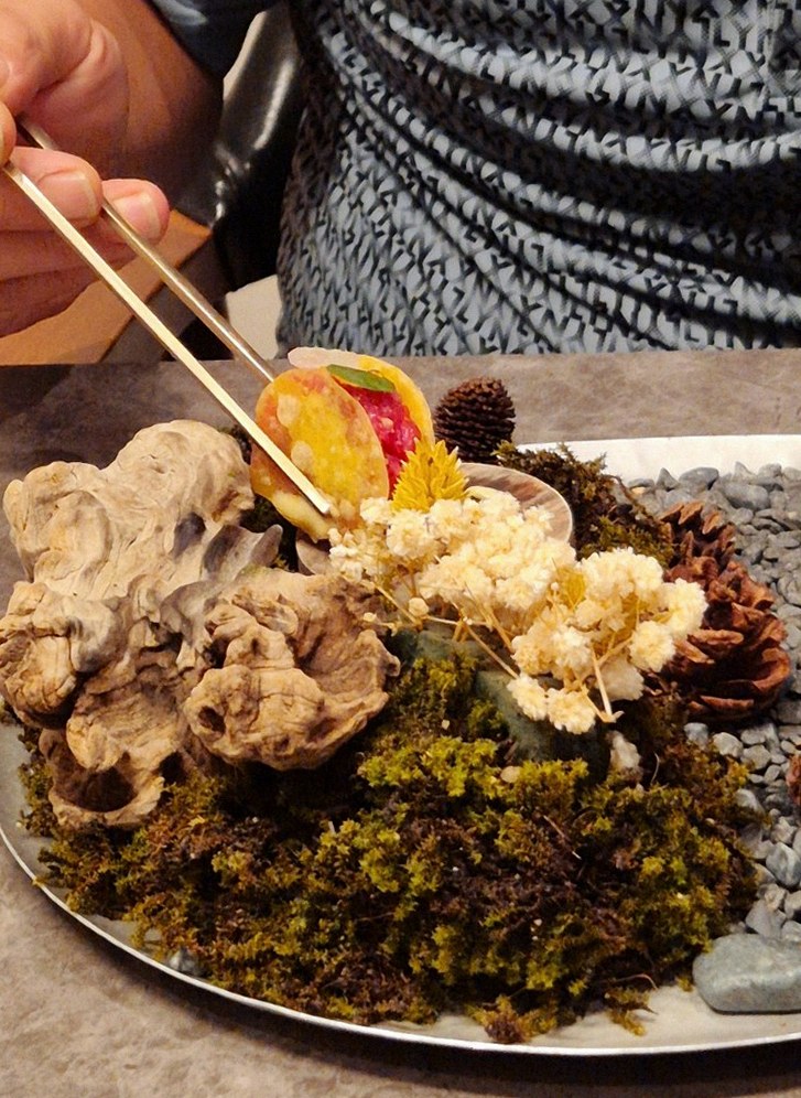 고우가 광화문점 · 경복궁역 점심맛집 · 정갈하게 차려진 반찬과 곁들임 찬