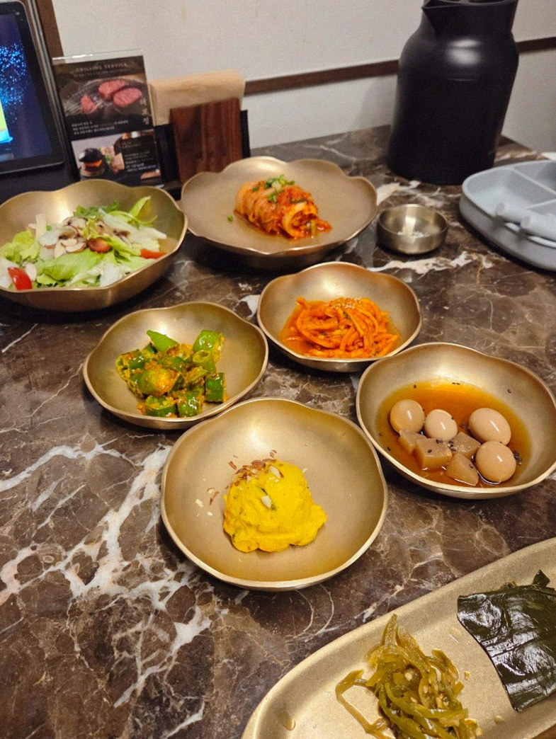 DAEBOJUNG Yeouido · assorted Korean side dishes (banchan)