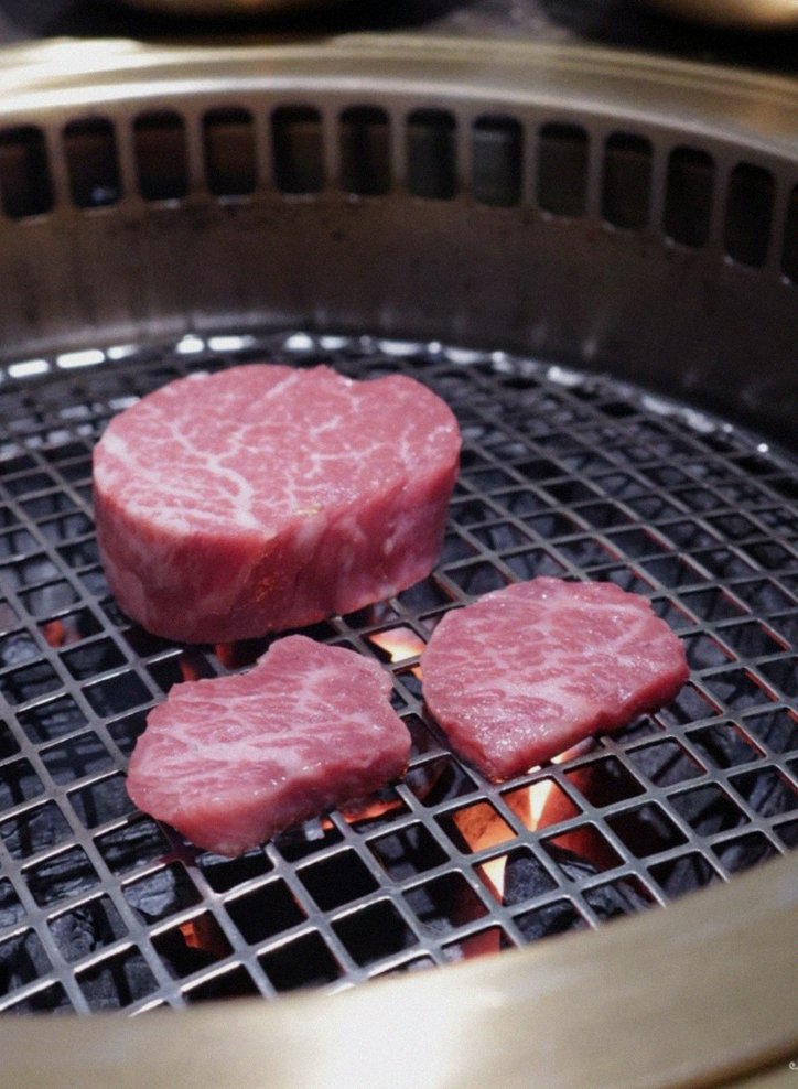 DAEBOJUNG Yeouido · Hanwoo beef grilling over binchotan charcoal