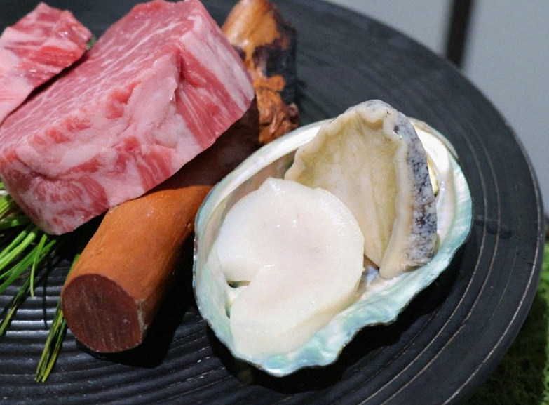 DAEBOJUNG Yeouido · seafood course served alongside the beef