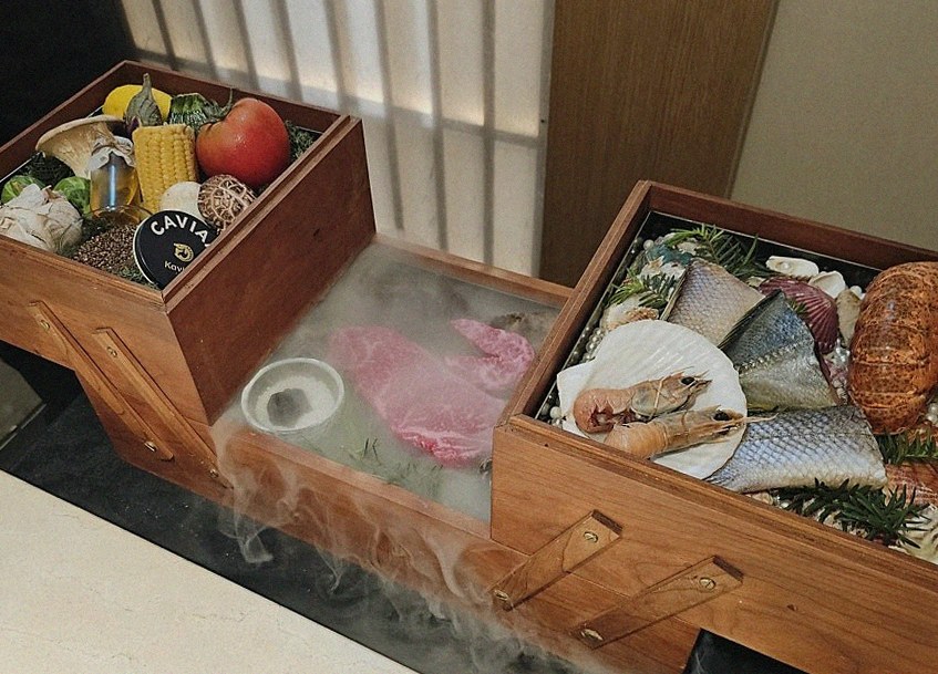 우아라 광화문점 · 안국 역 점심맛집 · 시그니처 한우 쇼잉 — 진열함에 담긴 마블링 한우와 캐비아