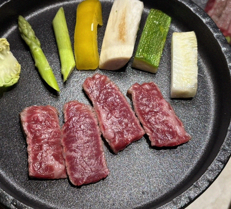 우아라 광화문점 · 안국 역 점심맛집 · 마블링이 살아있는 프리미엄 한우 쇼잉