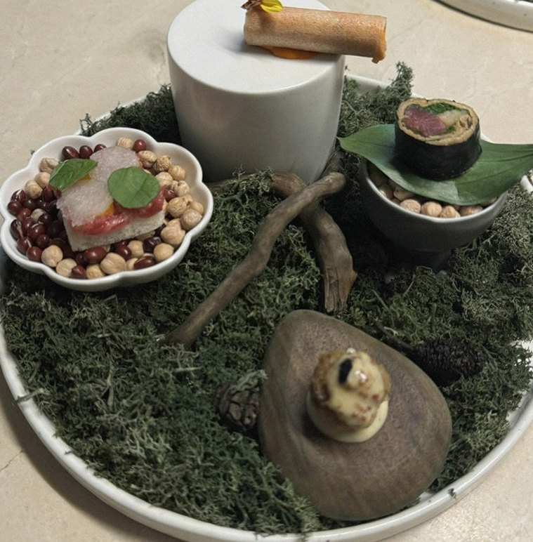 WOOARA Yeouido · seafood course served alongside the beef