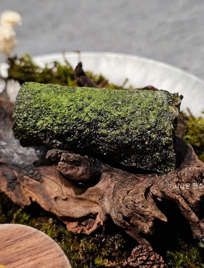 GOWOOGA Gangnam·Yeoksam · the signature Hanwoo showing — marbled beef cuts and caviar presented in a display chest