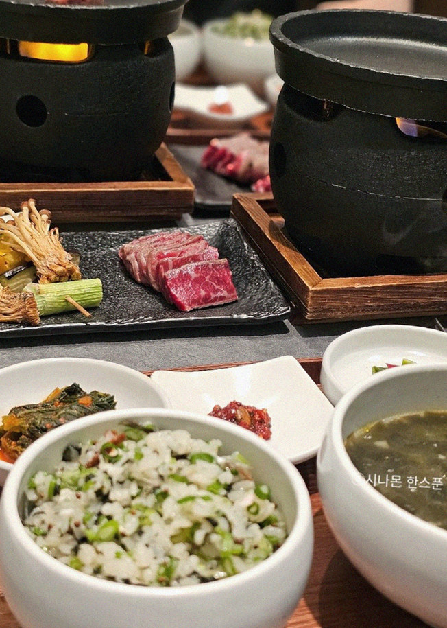 GOWOOGA Gangnam·Yeoksam · assorted Korean side dishes (banchan)