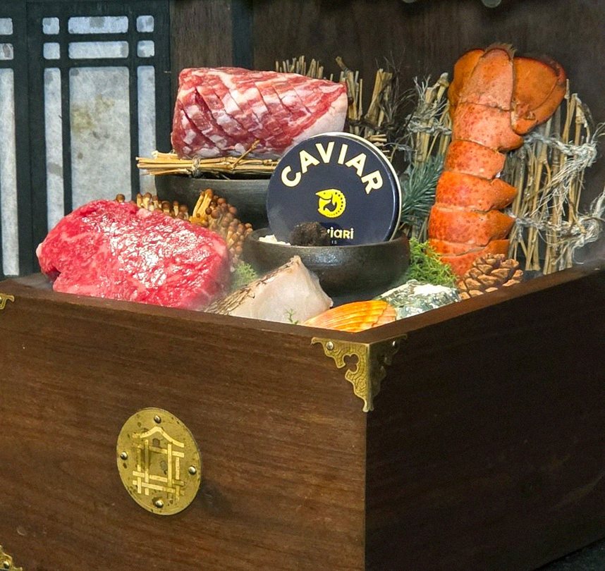 대보정 여의도점 · 여의도 룸식당 여의도 오마카세 · 시그니처 한우 쇼잉 — 진열함에 담긴 마블링 한우와 캐비아