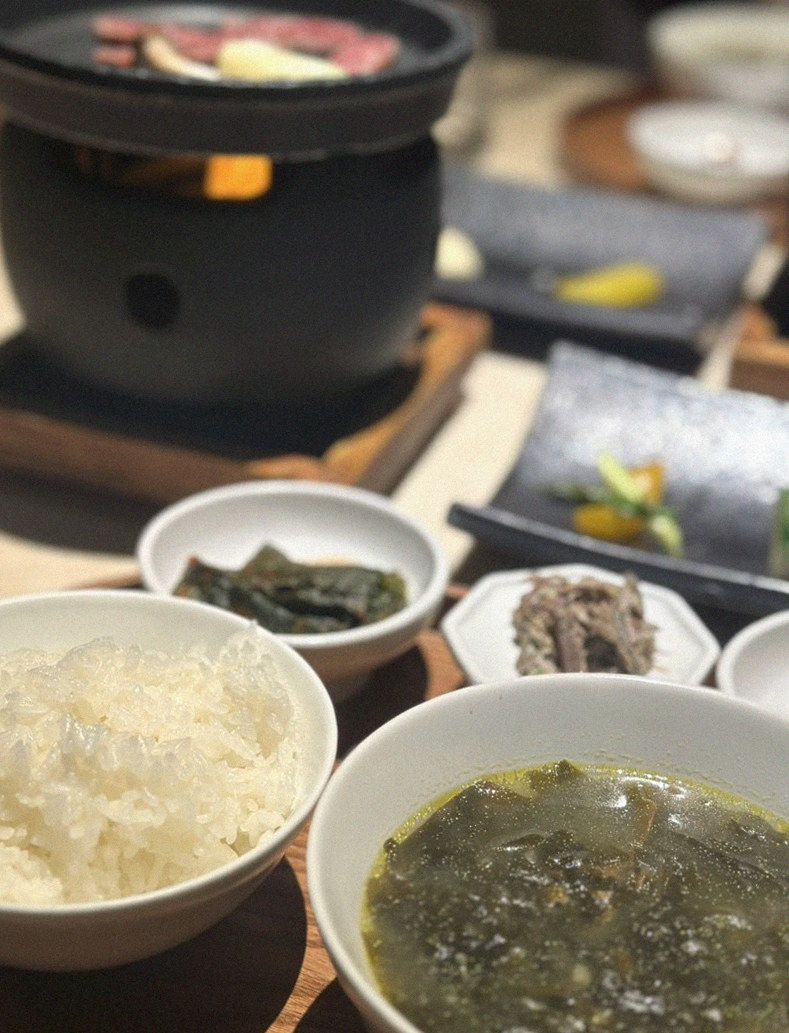 우아라 광화문점 · 광화문 근처 맛집 · 정갈하게 차려진 반찬과 곁들임 찬