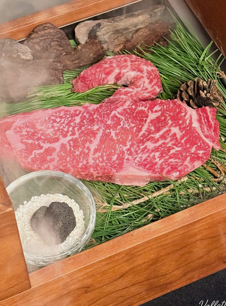 우아라 여의도점 · 여의도 맛집 더현대 맛집 · 시그니처 한우 쇼잉 — 진열함에 담긴 마블링 한우와 캐비아