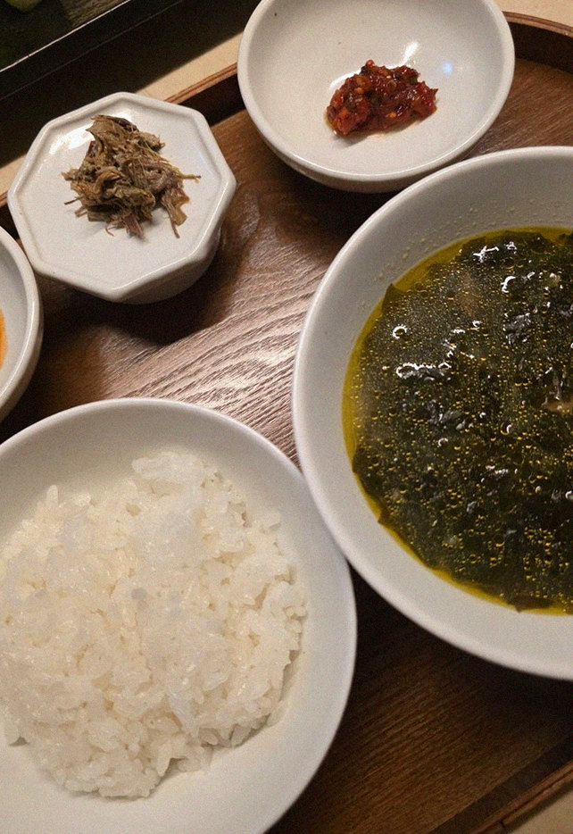 우아라 여의도점 · 여의도 맛집 더현대 맛집 · 정갈하게 차려진 반찬과 곁들임 찬
