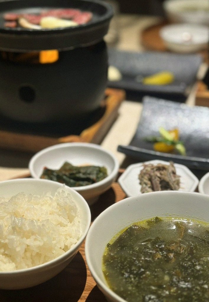 우아라 여의도점 · 여의도 저녁 · 정갈하게 차려진 반찬과 곁들임 찬