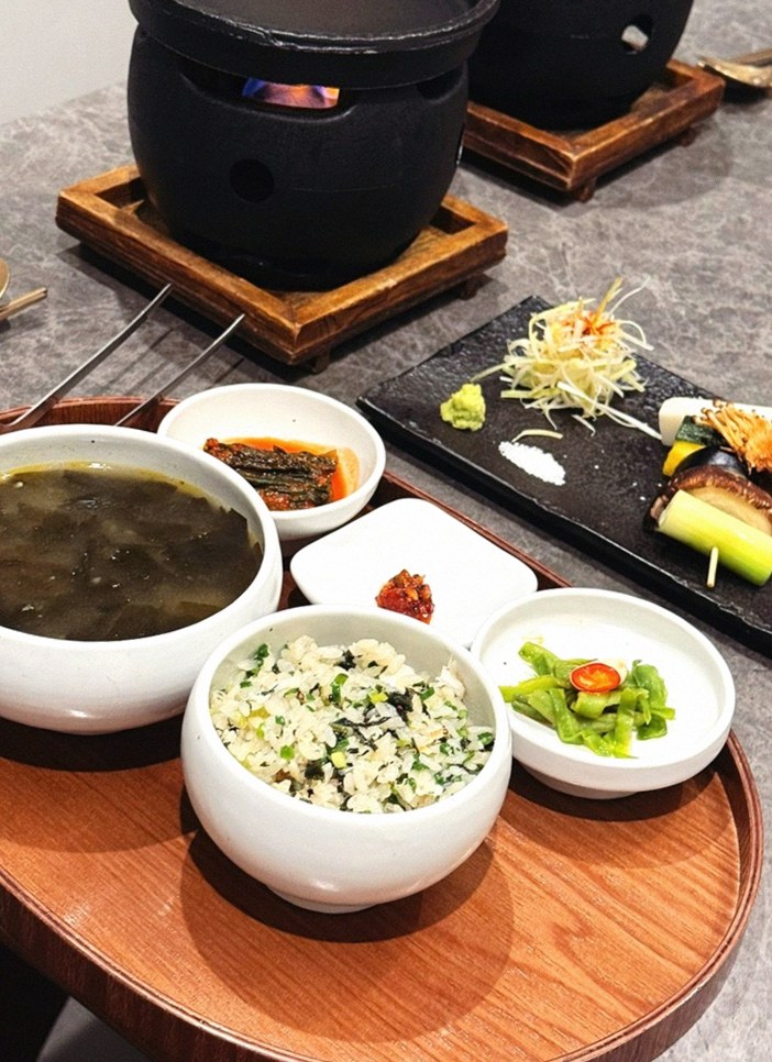 GOWOOGA Gwanghwamun · assorted Korean side dishes (banchan)