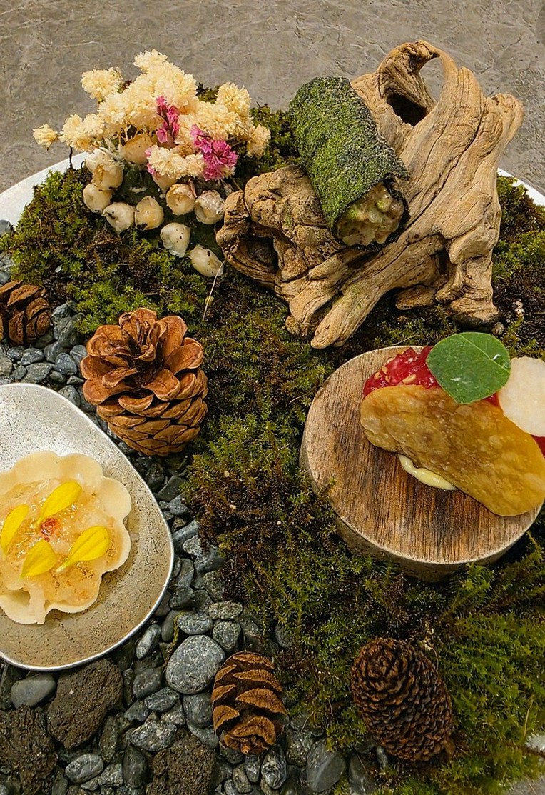 GOWOOGA Gwanghwamun · seafood course served alongside the beef