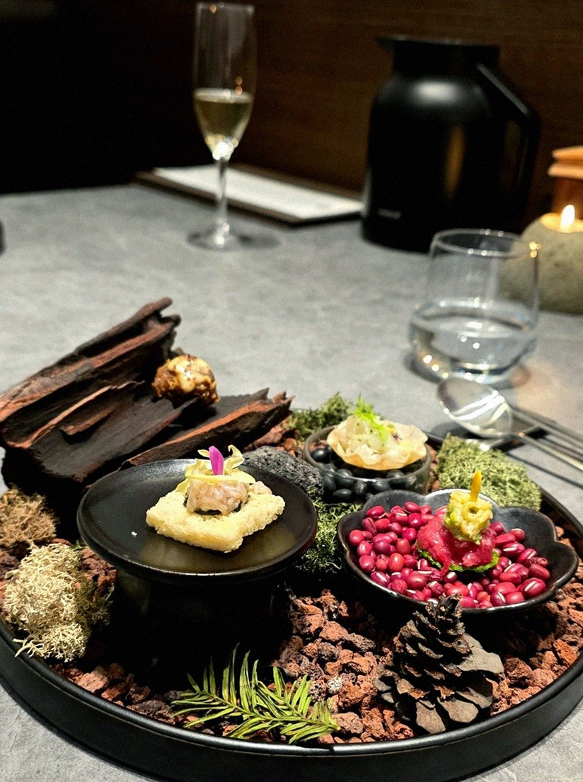 WOOHANA Yeouido · the signature Hanwoo showing — marbled beef cuts and caviar presented in a display chest