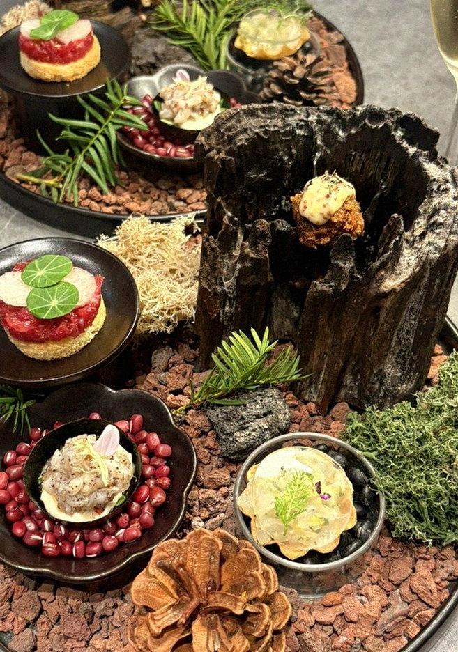 WOOHANA Yeouido · the signature Hanwoo showing — marbled beef cuts and caviar presented in a display chest