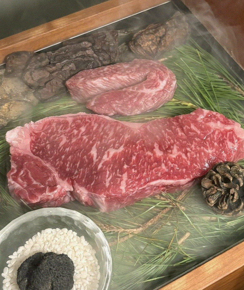 우아라 여의도점 · 여의도 한식맛집 · 시그니처 한우 쇼잉 — 진열함에 담긴 마블링 한우와 캐비아