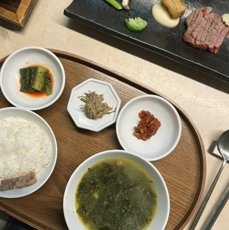 우아라 여의도점 · 여의도 한식맛집 · 정갈하게 차려진 반찬과 곁들임 찬