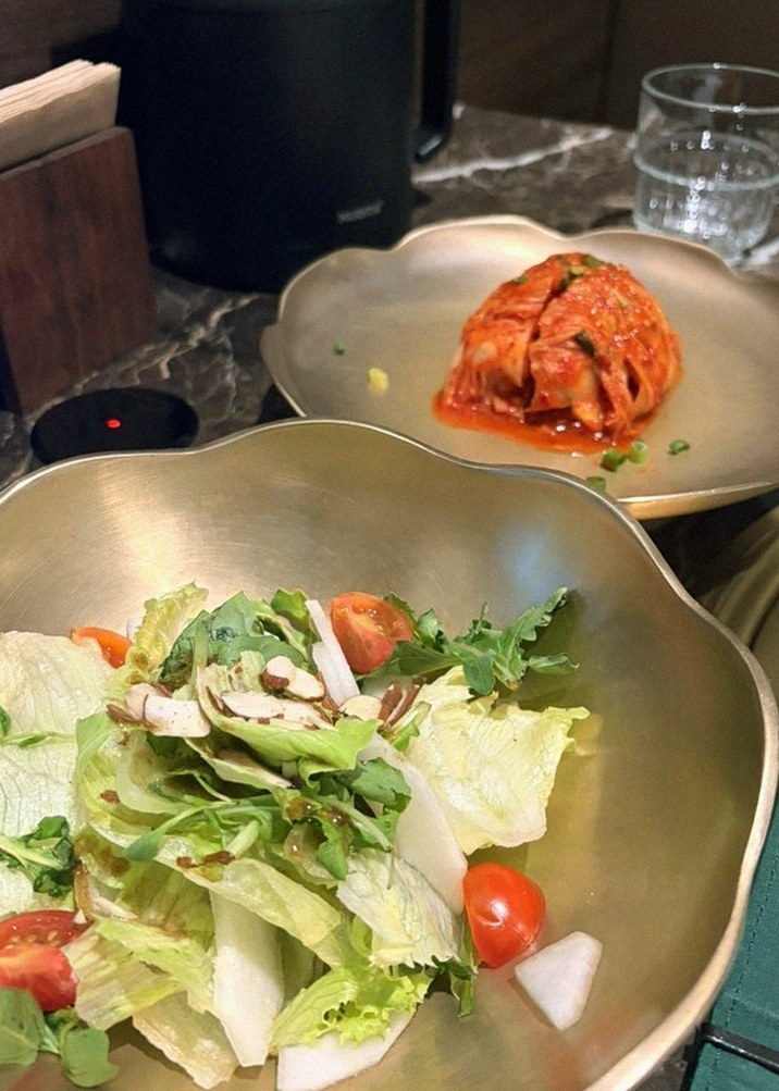 대보정 시청역점 · 광화문 고기맛집 · 정갈하게 차려진 반찬과 곁들임 찬