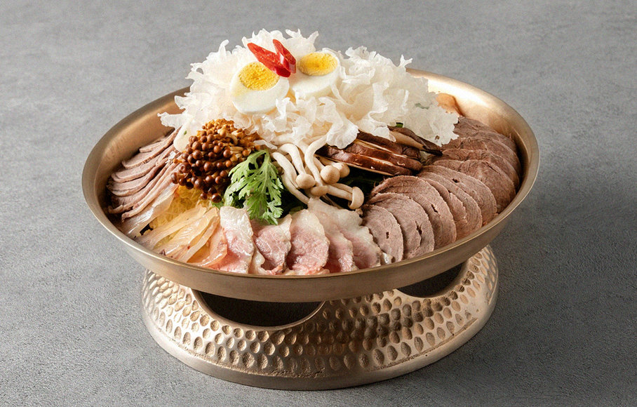 DAEBOJUNG Yeouido · the signature Hanwoo showing — marbled beef cuts and caviar presented in a display chest