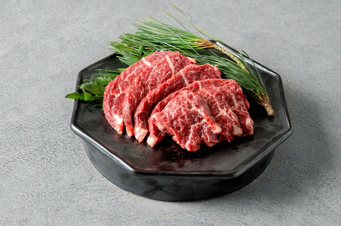 DAEBOJUNG Yeouido · premium marbled Hanwoo beef presented before grilling