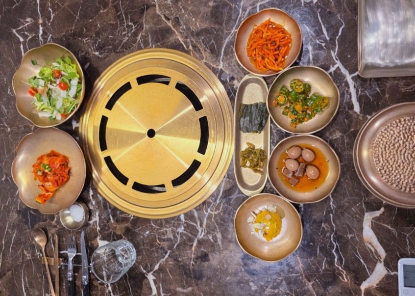 대보정 여의도점 · 여의도 룸식당 여의도 맛집 · 정갈하게 차려진 반찬과 곁들임 찬