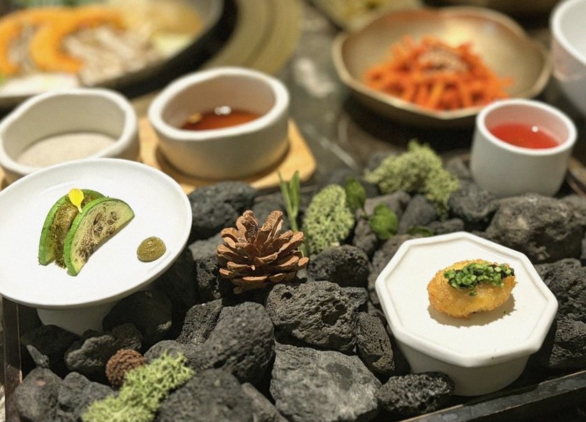 대보정 여의도점 · 여의도 룸식당 여의도 맛집 · 정갈하게 차려진 반찬과 곁들임 찬