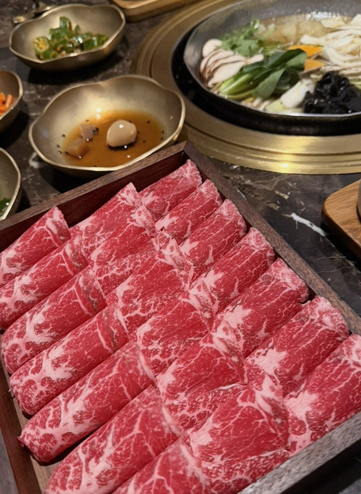 DAEBOJUNG Yeouido · the signature Hanwoo showing — marbled beef cuts and caviar presented in a display chest