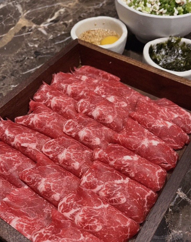DAEBOJUNG Yeouido · premium marbled Hanwoo beef presented before grilling