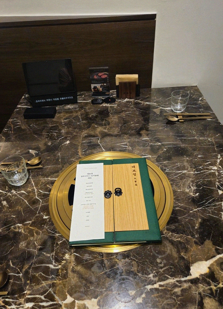 DAEBOJUNG Yeouido · the signature Hanwoo showing — marbled beef cuts and caviar presented in a display chest