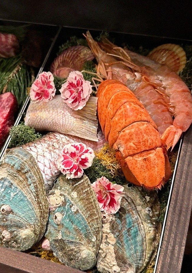 WOOHANA Jonggak · seafood course served alongside the beef
