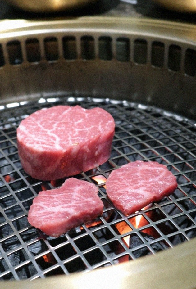 DAEBOJUNG Yeouido · Hanwoo beef grilling over binchotan charcoal