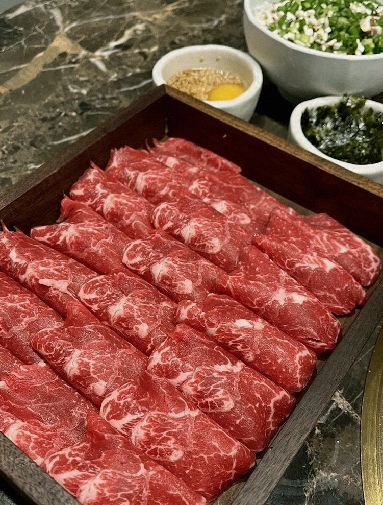 DAEBOJUNG Yeouido · premium marbled Hanwoo beef presented before grilling