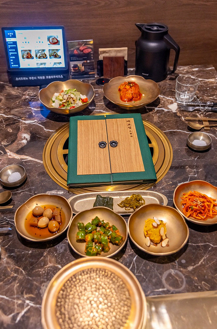 DAEBOJUNG City Hall · the full Hanwoo omakase table