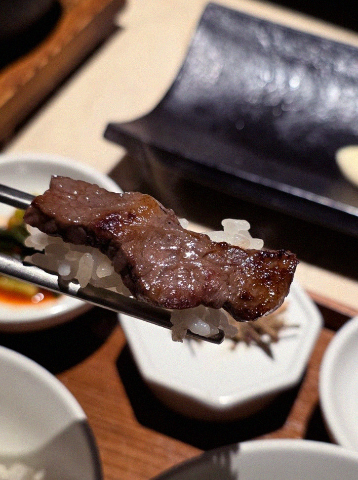 WOOARA Gwanghwamun · premium marbled Hanwoo beef presented before grilling