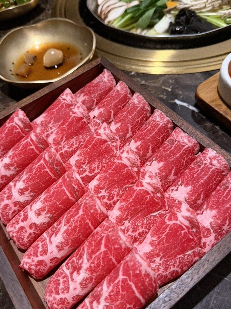 DAEBOJUNG Yeouido · premium marbled Hanwoo beef presented before grilling
