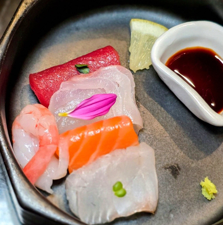 DAEBOJUNG Yeouido · seafood course served alongside the beef