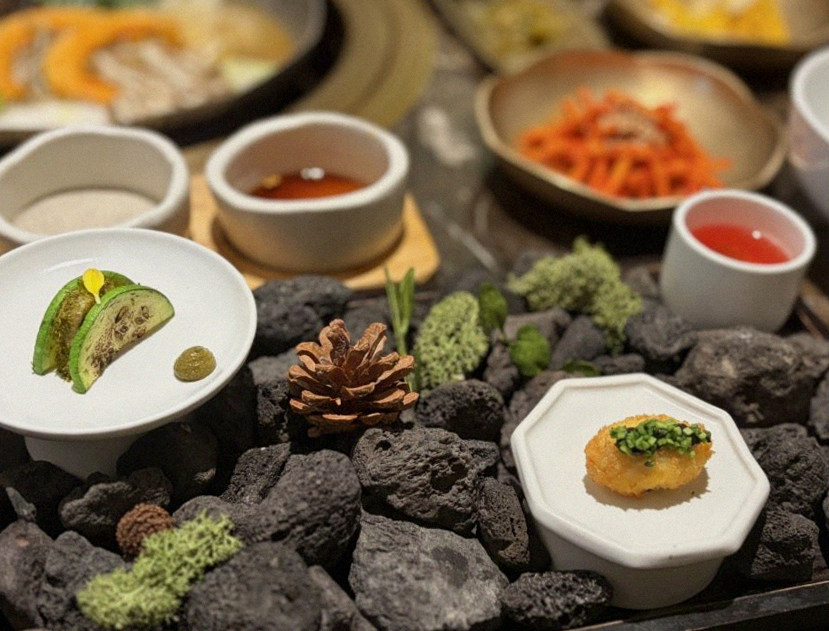 DAEBOJUNG Yeouido · assorted Korean side dishes (banchan)