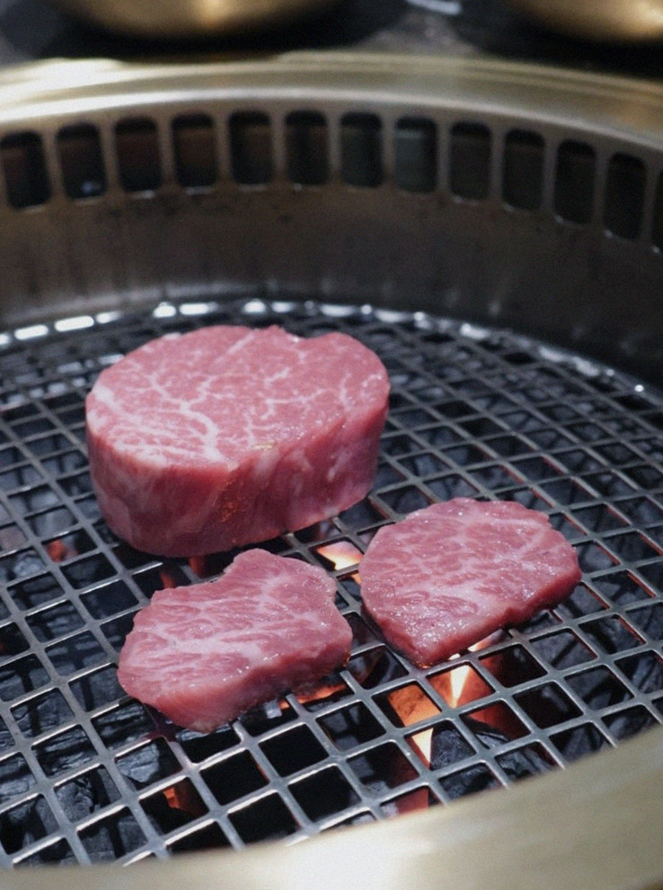 DAEBOJUNG Yeouido · Hanwoo beef grilling over binchotan charcoal