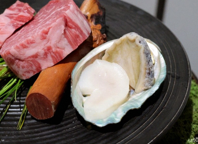 DAEBOJUNG City Hall · seafood course served alongside the beef