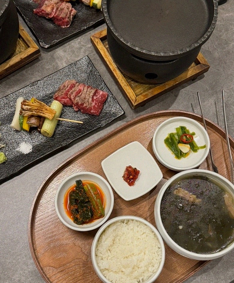 고우가 광화문점 · 광화문역 데이트 맛집 · 정갈하게 차려진 반찬과 곁들임 찬
