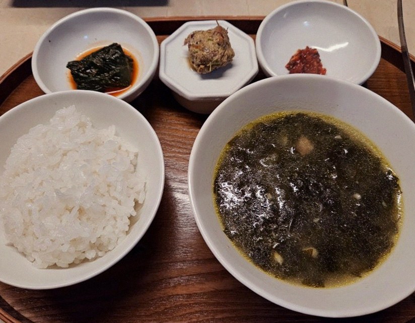 WOOARA Yeouido · assorted Korean side dishes (banchan)